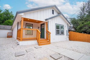 Exterior - Spacious Delightful 4 BR/ 3 BA Close to Downtown (San Antonio)