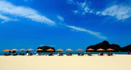 Breathtaking Sunset Bay Fibre Broadband Furnished, with largest pool in town