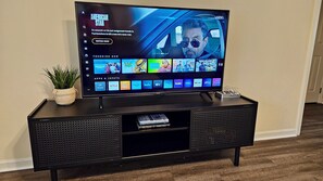 Interior - 5 Minutes to VSU, I-75 & Restaurants! Sleeps 6 w/ 2 Full Baths- Family Friendly (Remerton)