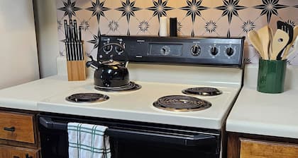 5 Minutes to VSU, I-75 & Restaurants! Sleeps 6 w/ 2 Full Baths- Family Friendly
