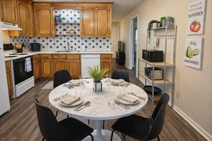 冰箱、微波炉、烤箱、炉灶