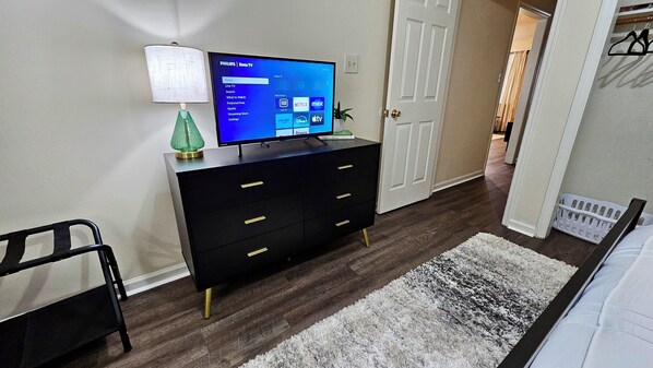 2 bedrooms, iron/ironing board, travel cot, free WiFi - 5 Minutes to VSU, I-75 & Restaurants! Sleeps 6 w/ 2 Full Baths- Family Friendly (Remerton)