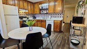 Kylskåp, mikrovågsugn, ugn och spishäll