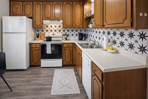 冰箱、微波炉、烤箱、炉灶