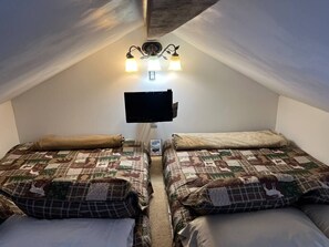 3 bedrooms, WiFi - Adirondack Trailside Cabin (Caroga Lake)