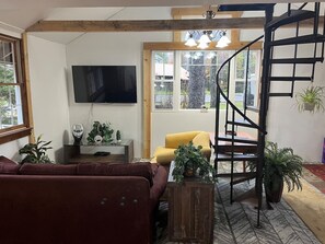 TV - Adirondack Trailside Cabin (Caroga Lake)