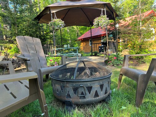 A stylish Adirondack Log Cabin located along side the NYS Hiking trail System!!