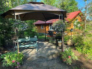 Outdoor dining - Adirondack Trailside Cabin (Caroga Lake)