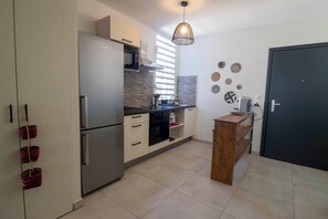 Kjøleskap, mikrobølgeovn, ovn og oppvaskmaskin