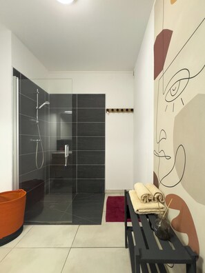 Shower, hair dryer, towels, soap - EVASION SAINT LEU, APARTMENT 100 M FROM THE SEA  (Saint-Leu)