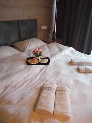 Kamar Double Klasik, balkon, pemandangan gunung | Dilengkapi dengan perabotan berbeda-beda dan meja kerja