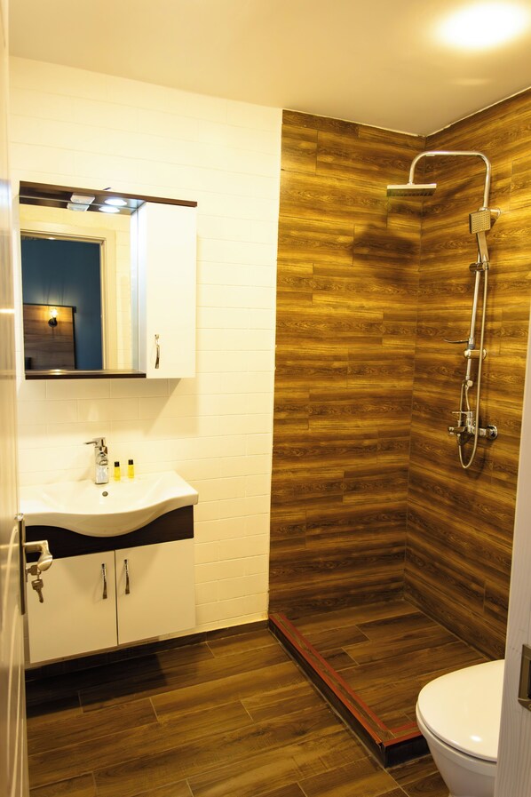 Kamar Double Klasik, balkon, pemandangan gunung | Kamar mandi | Shower, pancuran hujan, perlengkapan mandi gratis, dan handuk