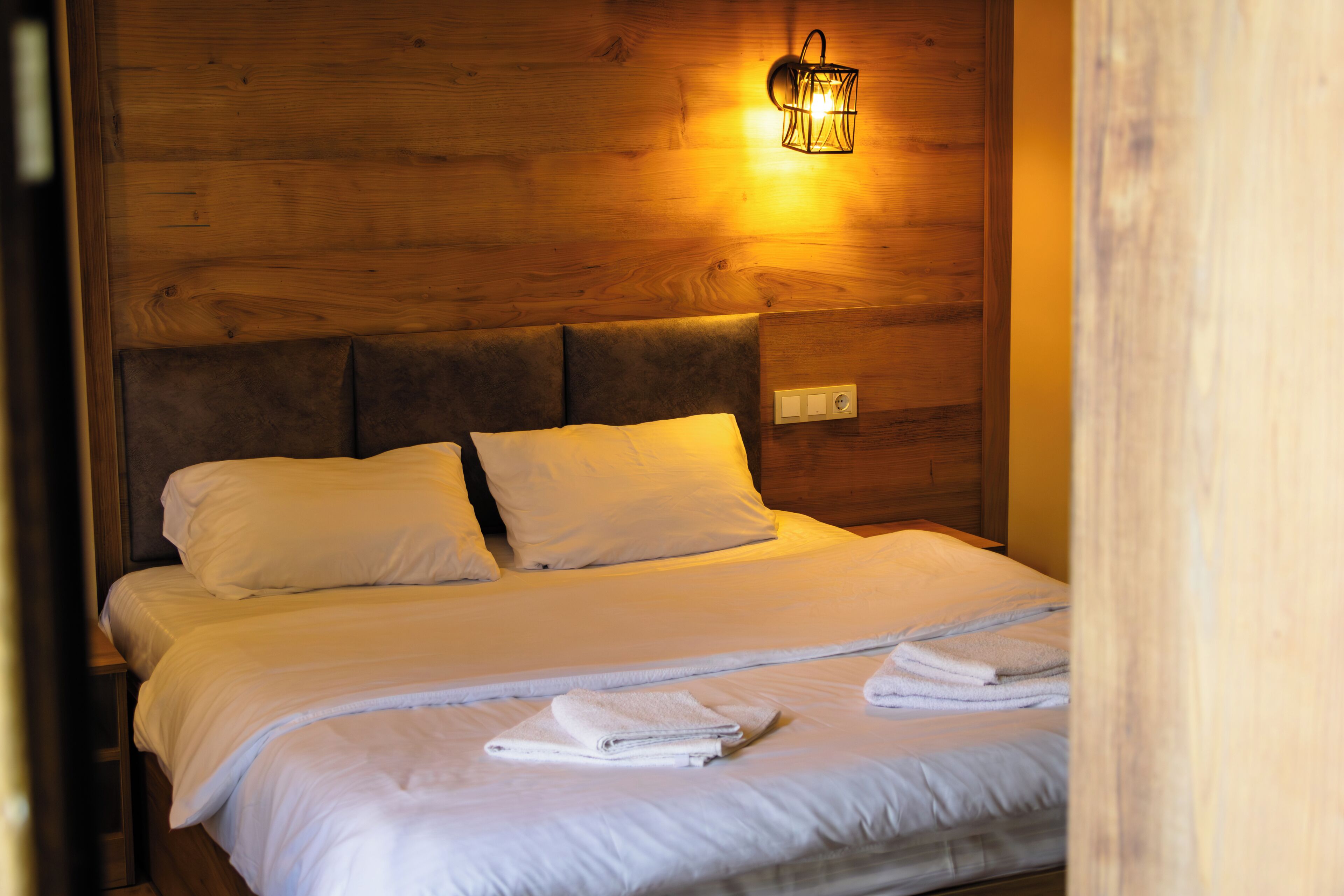 Habitación doble clásica, balcón, vista a la montaña | Muebles diferentes, escritorio y espacio para trabajar con laptop 