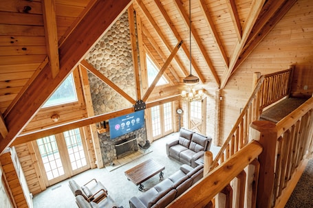 Smart TV, fireplace. Rustic Log Retreat on Eleven Acres. Sleeps 24. Pond and close to Intel.