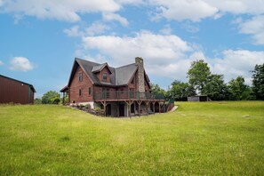 Exterior - Rustic Log Retreat on Eleven Acres. Sleeps 24. Pond and close to Intel. (Johnstown)