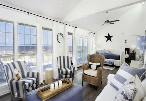 Casa De La Sirena--Beachfront Retreat in Spanish Grant!