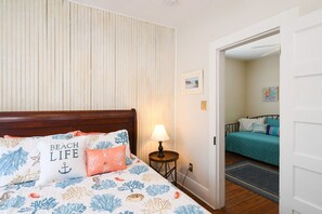 2 bedrooms, iron/ironing board, travel cot, WiFi - Catch A Wave! 2 Blocks to the Beach! Two-Story, With Porch! (Galveston)