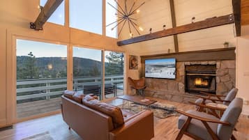 Televisión y chimenea