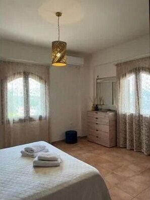 2 bedrooms, iron/ironing board, WiFi