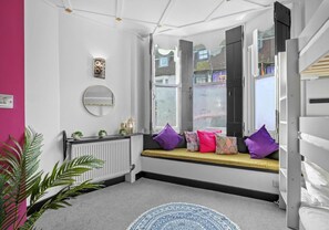 5 dormitoris, planxa i posts de planxar i roba de llit 