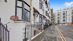 Unclassified image, 2 of 17, button - Queens Apartment By My Getaways Free Parking for one car (Brighton)