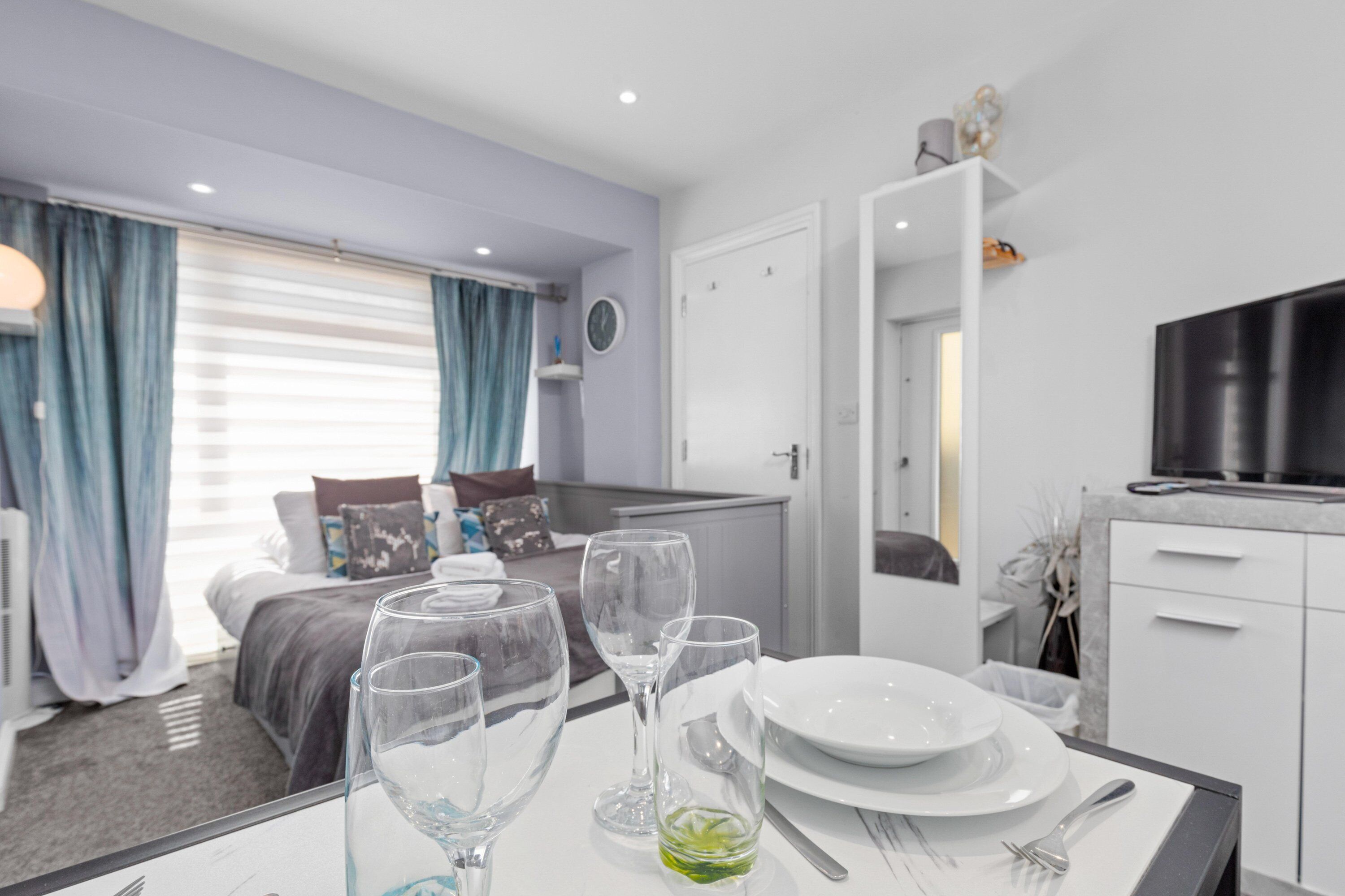 Desk, soundproofing, iron/ironing board, bed sheets