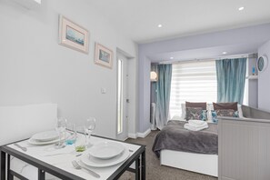 Schreibtisch, schallisolierte Zimmer, Bügeleisen/Bügelbrett, Bettwäsche