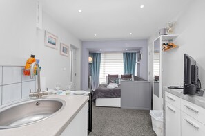 Desk, soundproofing, iron/ironing board, bed sheets - Boutique Studio Apartment By My Getaways (Brighton)