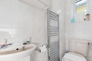 Shower, towels, toilet paper - Boutique Studio Apartment By My Getaways (Brighton)