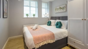 2 slaapkamers, een strijkplank/strijkijzer, beddengoed