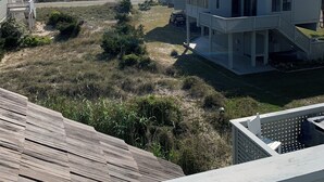 Una casa sul lungomare con una terrazza e vista sull'oceano.