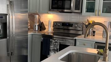 ثلاجة، ميكروويف، فرن، موقد طهي مسطح