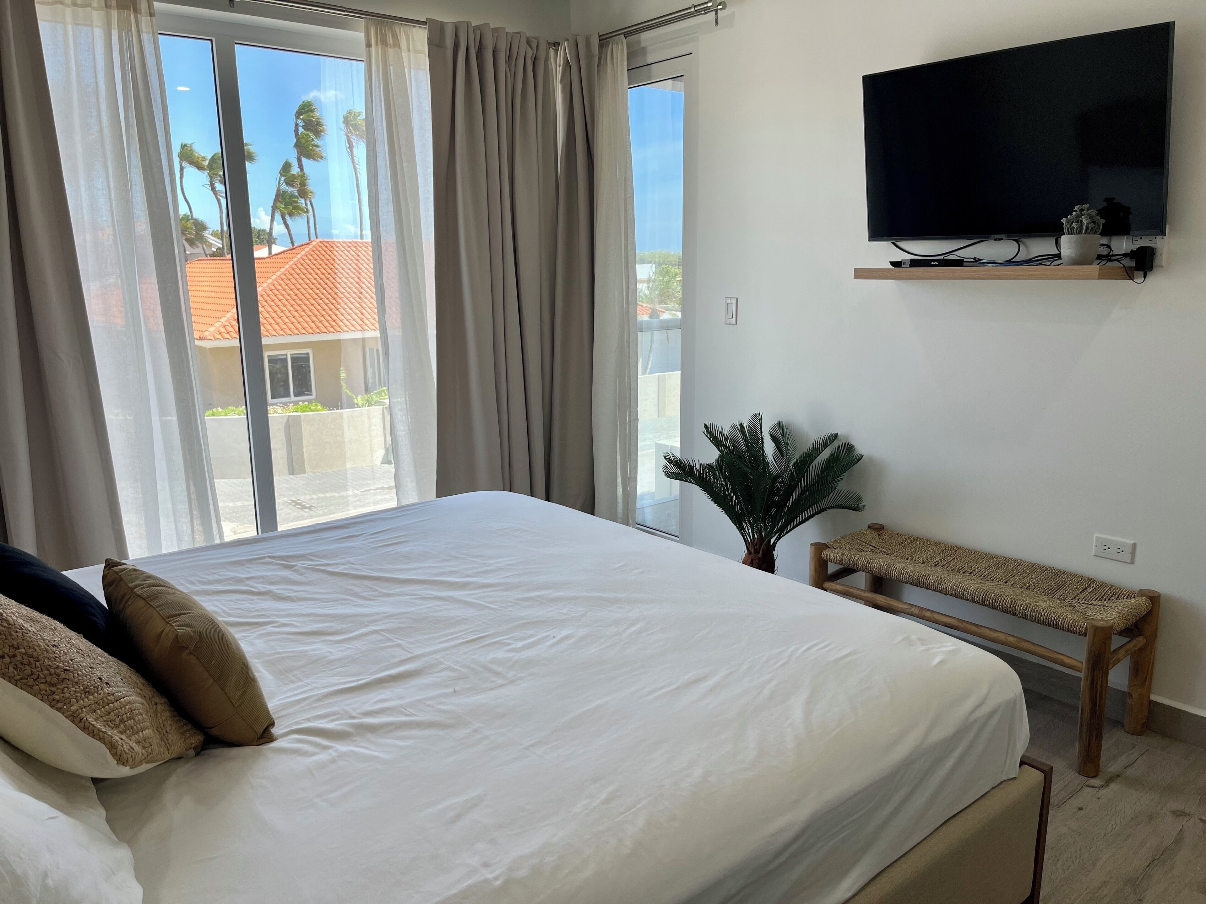 4 bedrooms, iron/ironing board, WiFi, bed sheets