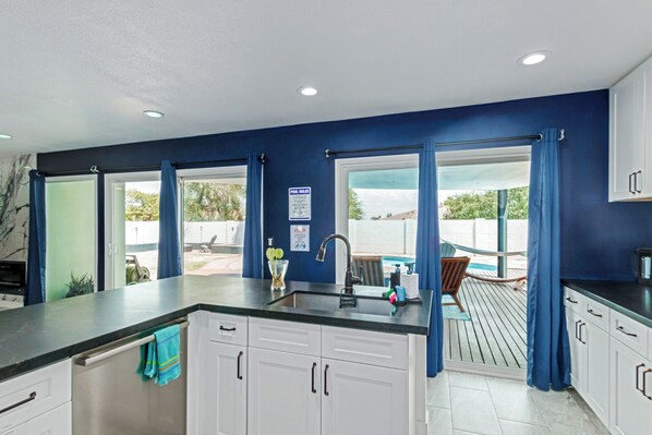 Fridge, microwave, oven, stovetop - Perfect Winter Getaway: South Mountain Trails, Pool, near ASU, Golf, and Hiking! (Phoenix)