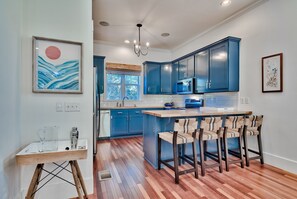 ثلاجة، ميكروويف، فرن، موقد طهي مسطح