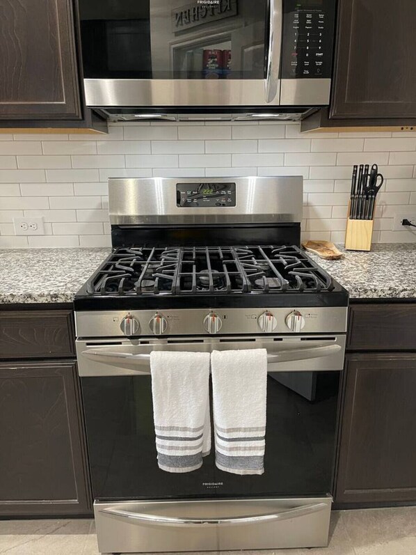 Refrigerador, microondas, horno y parrilla de estufa 