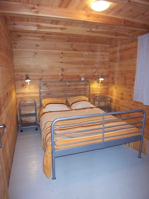 1 slaapkamer, een strijkplank/strijkijzer