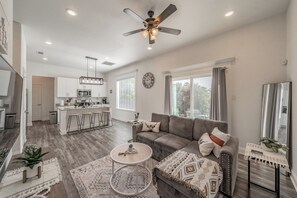 تلفزيون ذكي، مكتب، شاشة كمبيوتر