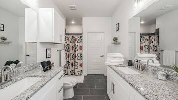 Chuveiro, secador de cabelo, toalhas de banho