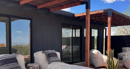 Champagne Supernova•Modern Desert Chic w/ Stunning views...Hot Tub & Pool Table!