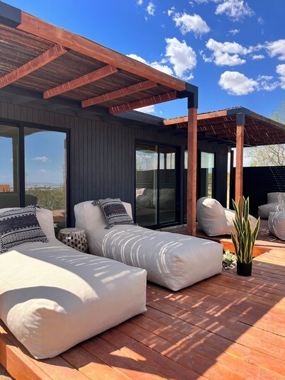 Champagne Supernova•Modern Desert Chic w/ Stunning views...Hot Tub & Pool Table!