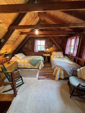 2 bedrooms, WiFi - The Little Red Cottage on Webster Lake (Franklin)