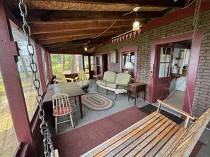 Outdoor dining - The Little Red Cottage on Webster Lake (Franklin)