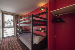 A bunk bed room with a window, a table, and a hanging rack. - Resort center, view mountain, tv, ski locker, 25-30m², Orcières Merlette 1850 (Orcières)
