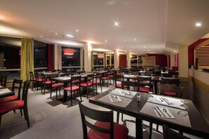 Dining - Resort center, view mountain, tv, ski locker, 25-30m², Orcières Merlette 1850 (Orcières)