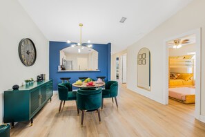 Dining - Chique Mid-century Modern Retreat (Navarre)