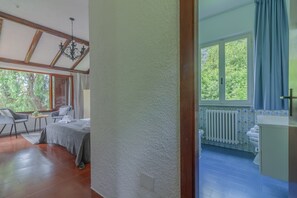 3 slaapkamers, een strijkplank/strijkijzer, gratis wifi, beddengoed