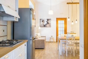 Réfrigérateur, four à micro-ondes, surface de cuisson, grille-pain