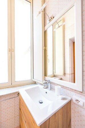 Douche, séchoir à cheveux, bidet, serviettes fournies