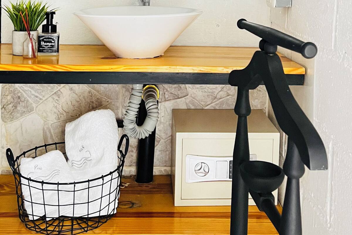 Deluxe Room, Sea View | Bathroom | Shower, rainfall showerhead, hair dryer, bathrobes